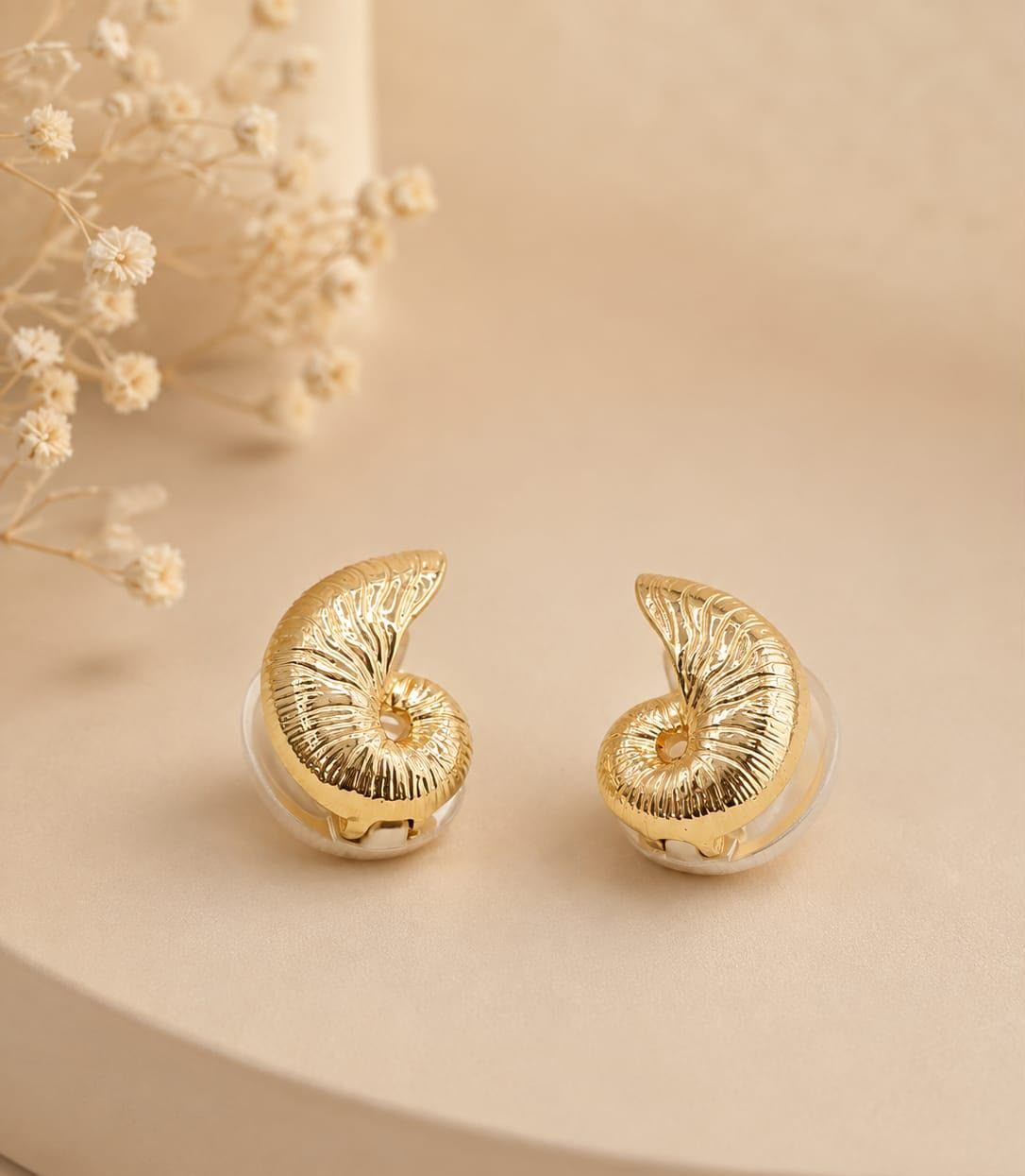 Brinco Concha Espiralada — náutilo banhado a ouro 18K