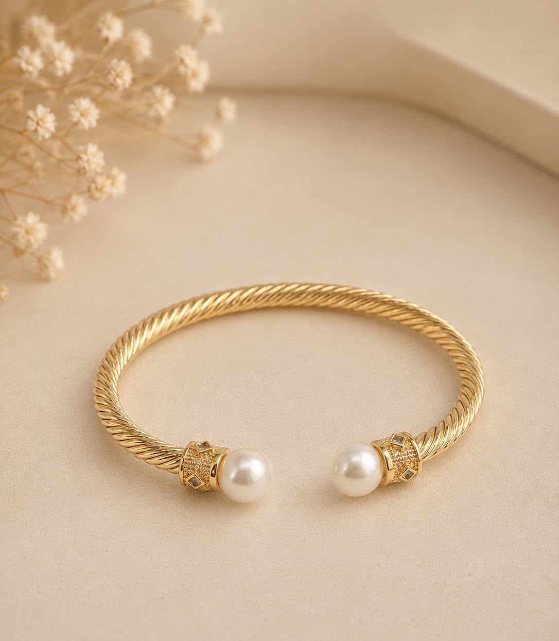 Pulseira Cuff Vivaire — cabo trançado com pérolas, banhado a ouro 18K