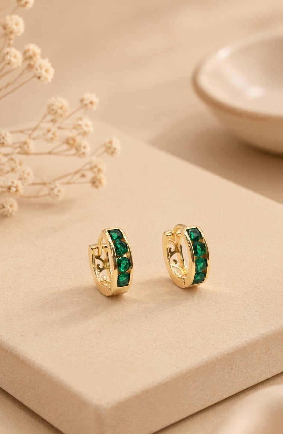 Brinco Argola Filigrana — cravação verde esmeralda banhado a ouro 18K