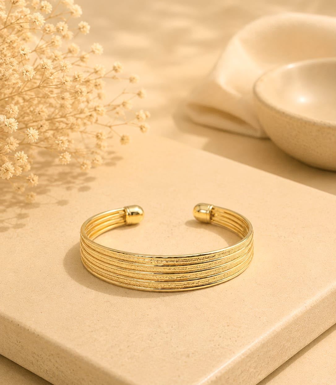 Bracelete Canelado — pulseira rígida aberta banhada a ouro 18K